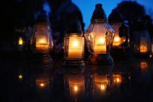 01.11.2025. Kielce. Cmentarz Stary nocą / Fot. Wiktor Taszłow - Radio Kielce