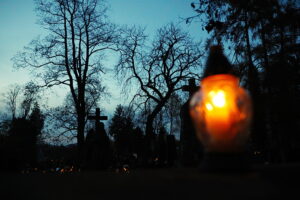 01.11.2025. Kielce. Cmentarz Stary nocą / Fot. Wiktor Taszłow - Radio Kielce