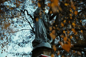 01.11.2025. Kielce. Cmentarz Stary nocą / Fot. Wiktor Taszłow - Radio Kielce