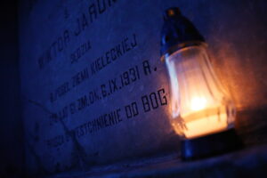 01.11.2025. Kielce. Cmentarz Stary nocą / Fot. Wiktor Taszłow - Radio Kielce