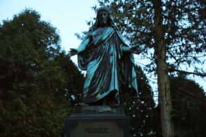 01.11.2025. Kielce. Cmentarz Stary nocą / Fot. Wiktor Taszłow - Radio Kielce