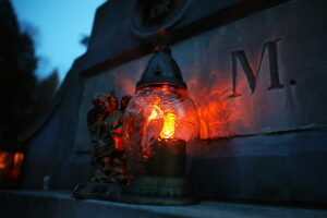 01.11.2025. Kielce. Cmentarz Stary nocą / Fot. Wiktor Taszłow - Radio Kielce