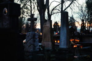 01.11.2025. Kielce. Cmentarz Stary nocą / Fot. Wiktor Taszłow - Radio Kielce