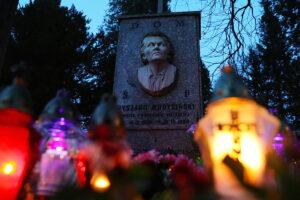 01.11.2025. Kielce. Cmentarz Stary nocą / Fot. Wiktor Taszłow - Radio Kielce