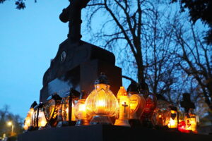 01.11.2025. Kielce. Cmentarz Stary nocą / Fot. Wiktor Taszłow - Radio Kielce