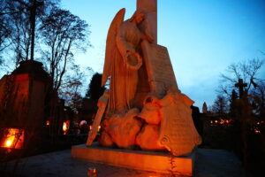 01.11.2025. Kielce. Cmentarz Stary nocą / Fot. Wiktor Taszłow - Radio Kielce