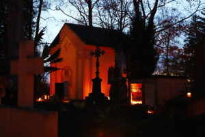 01.11.2025. Kielce. Cmentarz Stary nocą / Fot. Wiktor Taszłow - Radio Kielce