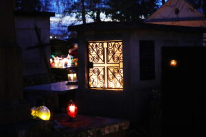 01.11.2025. Kielce. Cmentarz Stary nocą / Fot. Wiktor Taszłow - Radio Kielce