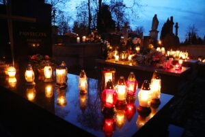 01.11.2025. Kielce. Cmentarz Stary nocą / Fot. Wiktor Taszłow - Radio Kielce