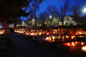 01.11.2025. Kielce. Cmentarz Stary nocą / Fot. Wiktor Taszłow - Radio Kielce