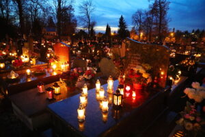 01.11.2025. Kielce. Cmentarz Stary nocą / Fot. Wiktor Taszłow - Radio Kielce