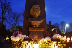 01.11.2025. Kielce. Cmentarz Stary nocą / Fot. Wiktor Taszłow - Radio Kielce