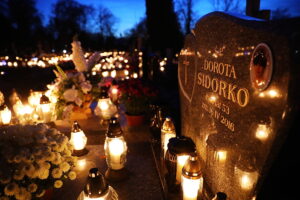 01.11.2025. Kielce. Cmentarz Stary nocą / Fot. Wiktor Taszłow - Radio Kielce