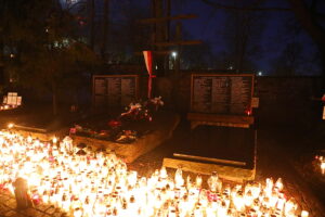 01.11.2025. Kielce. Cmentarz Stary nocą / Fot. Wiktor Taszłow - Radio Kielce