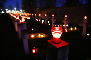 01.11.2025. Kielce. Cmentarz Stary nocą / Fot. Wiktor Taszłow - Radio Kielce