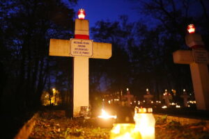01.11.2025. Kielce. Cmentarz Stary nocą / Fot. Wiktor Taszłow - Radio Kielce