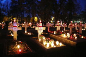 01.11.2025. Kielce. Cmentarz Stary nocą / Fot. Wiktor Taszłow - Radio Kielce