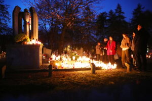 01.11.2025. Kielce. Cmentarz Stary nocą / Fot. Wiktor Taszłow - Radio Kielce