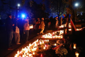 01.11.2025. Kielce. Cmentarz Stary nocą / Fot. Wiktor Taszłow - Radio Kielce