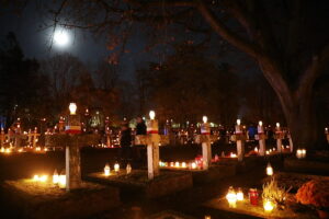 01.11.2025. Kielce. Cmentarz Stary nocą / Fot. Wiktor Taszłow - Radio Kielce