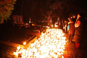 01.11.2025. Kielce. Cmentarz Stary nocą / Fot. Wiktor Taszłow - Radio Kielce