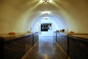 Otwarte krypty w kieleckiej katedrze - Radio Kielce 02.11.2025. Kielce. Katedra. Krypty / Fot. Wiktor Taszłow - Radio Kielce