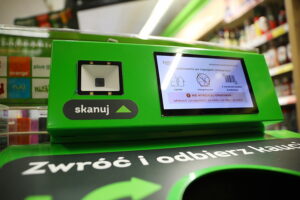 System kaucyjny na razie bardziej w teorii niż w praktyce - Radio Kielce 04.11.2025. Kielce. Recyklomat w sklepie „Żabka” / Fot. Wiktor Taszłow - Radio Kielce