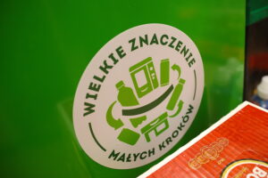System kaucyjny na razie bardziej w teorii niż w praktyce - Radio Kielce 04.11.2025. Kielce. Recyklomat w sklepie „Żabka” / Fot. Wiktor Taszłow - Radio Kielce