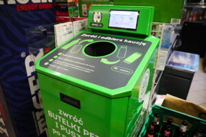 System kaucyjny na razie bardziej w teorii niż w praktyce - Radio Kielce 04.11.2025. Kielce. Recyklomat w sklepie „Żabka” / Fot. Wiktor Taszłow - Radio Kielce