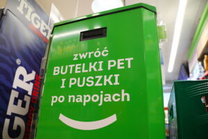 System kaucyjny na razie bardziej w teorii niż w praktyce - Radio Kielce 04.11.2025. Kielce. Recyklomat w sklepie „Żabka” / Fot. Wiktor Taszłow - Radio Kielce