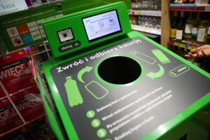 System kaucyjny na razie bardziej w teorii niż w praktyce - Radio Kielce 04.11.2025. Kielce. Recyklomat w sklepie „Żabka” / Fot. Wiktor Taszłow - Radio Kielce