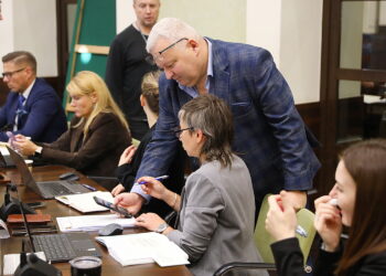 Byli piłkarze Korony wyremontują zaniedbane boisko - Radio Kielce 06.11.2025. Kielce. Sesja rady miasta / Fot. Wiktor Taszłow - Radio Kielce