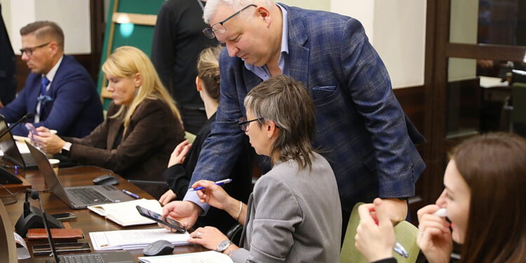 Byli piłkarze Korony wyremontują zaniedbane boisko - Radio Kielce 06.11.2025. Kielce. Sesja rady miasta / Fot. Wiktor Taszłow - Radio Kielce