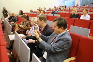 Stanisław Szrek z wyróżnieniem za opiekę nad zabytkami - Radio Kielce 06.11.2025. Kielce. Konferencja „Dwór Polski. Zjawisko historyczne i kulturowe” / Fot. Wiktor Taszłow - Radio Kielce