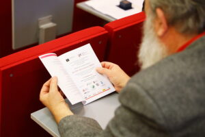 Stanisław Szrek z wyróżnieniem za opiekę nad zabytkami - Radio Kielce 06.11.2025. Kielce. Konferencja „Dwór Polski. Zjawisko historyczne i kulturowe” / Fot. Wiktor Taszłow - Radio Kielce