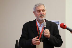 Stanisław Szrek z wyróżnieniem za opiekę nad zabytkami - Radio Kielce 06.11.2025. Kielce. Konferencja „Dwór Polski. Zjawisko historyczne i kulturowe” / Fot. Wiktor Taszłow - Radio Kielce