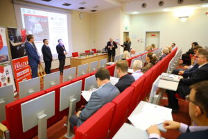 Stanisław Szrek z wyróżnieniem za opiekę nad zabytkami - Radio Kielce 06.11.2025. Kielce. Konferencja „Dwór Polski. Zjawisko historyczne i kulturowe” / Fot. Wiktor Taszłow - Radio Kielce