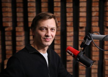 20.11.2025. Radio Kielce. Rozmowa Dnia. Na zdjęciu: Jakub Wątor - dyrektor artystyczny Festiwalu Form Dokumentalnych NURT / Fot. Wiktor Taszłow - Radio Kielce
