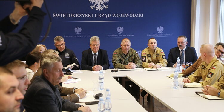 21.11.2025. Kielce. Posiedzenie Wojewódzkiego Zespołu Zarządzania Kryzysowego / Fot. Wiktor Taszłow - Radio Kielce