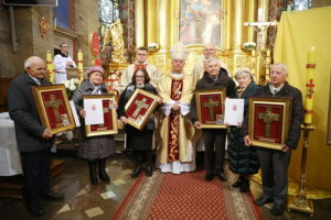 23.11.2025. Kielce. Katedra. Wręczenie medali „Pro Christo Rege et Ecclesia” / Fot. Wiktor Taszłow - Radio Kielce