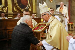23.11.2025. Kielce. Katedra. Wręczenie medali „Pro Christo Rege et Ecclesia” / Fot. Wiktor Taszłow - Radio Kielce