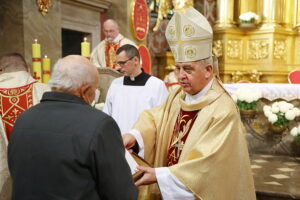 23.11.2025. Kielce. Katedra. Wręczenie medali „Pro Christo Rege et Ecclesia” / Fot. Wiktor Taszłow - Radio Kielce