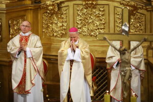 23.11.2025. Kielce. Katedra. Wręczenie medali „Pro Christo Rege et Ecclesia” / Fot. Wiktor Taszłow - Radio Kielce
