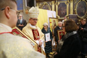 23.11.2025. Kielce. Katedra. Wręczenie medali „Pro Christo Rege et Ecclesia” / Fot. Wiktor Taszłow - Radio Kielce