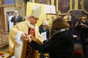 23.11.2025. Kielce. Katedra. Wręczenie medali „Pro Christo Rege et Ecclesia” / Fot. Wiktor Taszłow - Radio Kielce