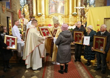 23.11.2025. Kielce. Katedra. Wręczenie medali „Pro Christo Rege et Ecclesia” / Fot. Wiktor Taszłow - Radio Kielce