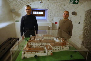 25.11.2025. Kielce. Ośrodek Myśli Patriotycznej i Obywatelskiej w Kielcach. Odrestaurowana makieta więzienia kieleckiego / Fot. Wiktor Taszłow - Radio Kielce