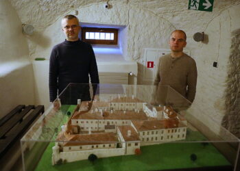 Makieta pokazuje Kielce, jakich nie znamy - Radio Kielce 25.11.2025. Kielce. Ośrodek Myśli Patriotycznej i Obywatelskiej w Kielcach. Odrestaurowana makieta więzienia kieleckiego / Fot. Wiktor Taszłow - Radio Kielce