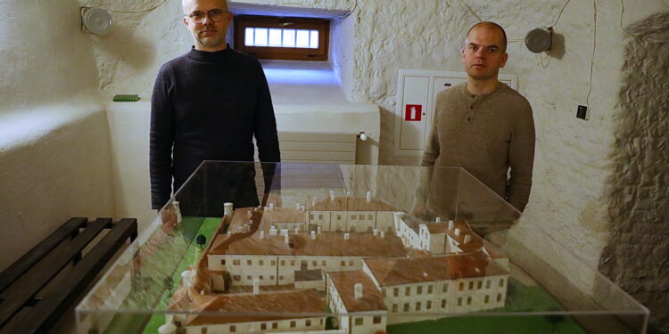 25.11.2025. Kielce. Ośrodek Myśli Patriotycznej i Obywatelskiej w Kielcach. Odrestaurowana makieta więzienia kieleckiego / Fot. Wiktor Taszłow - Radio Kielce