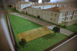 25.11.2025. Kielce. Ośrodek Myśli Patriotycznej i Obywatelskiej w Kielcach. Odrestaurowana makieta więzienia kieleckiego / Fot. Wiktor Taszłow - Radio Kielce